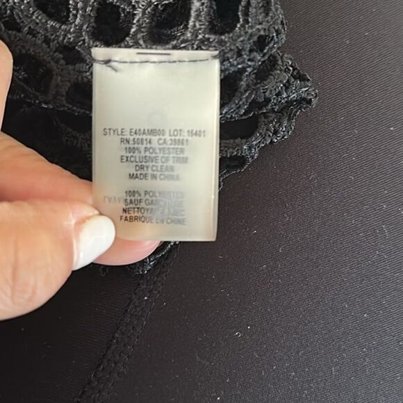 Elie Tahari Women’s Crochet Black Shortsleeved Shirt Size Medium - Picture 6 of 7